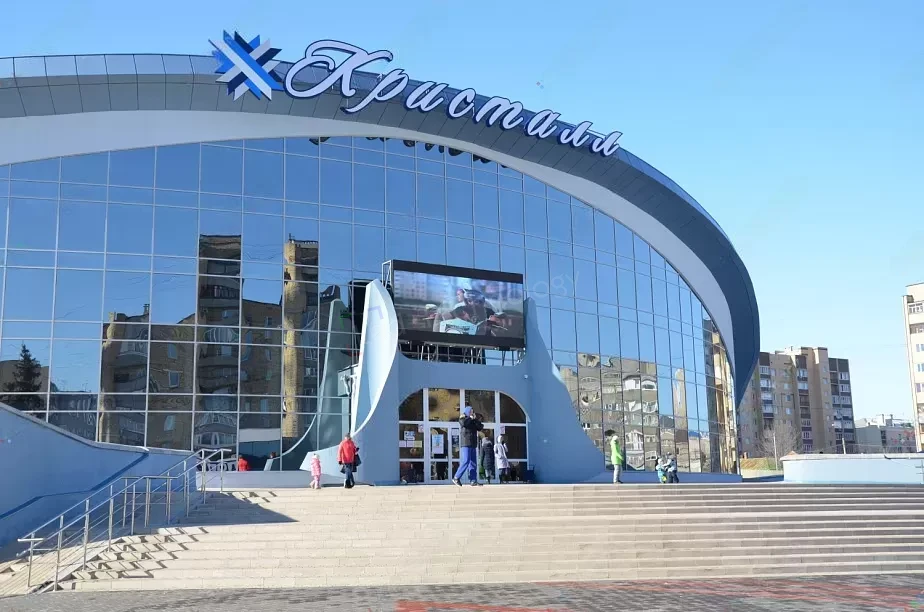 Установка светодиодного экрана над входом в ледовый дворец, фото 3