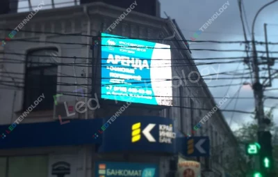 Светодиодная вывеска на углу старого здания в Краснодаре, фото 2