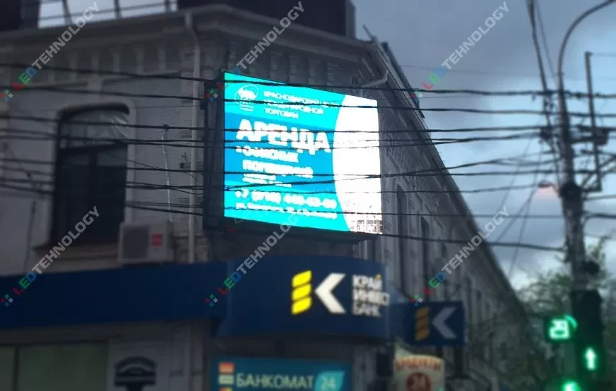 Светодиодная вывеска на углу старого здания в Краснодаре, фото 2