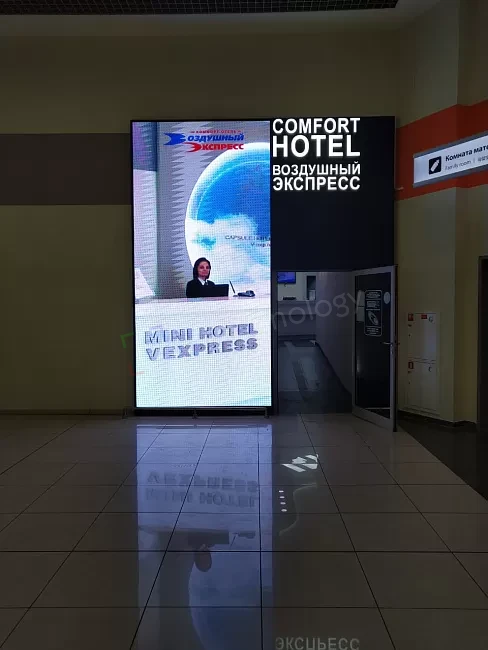 Светодиодный экран на территории аэропорта в Шереметьево, фото 2