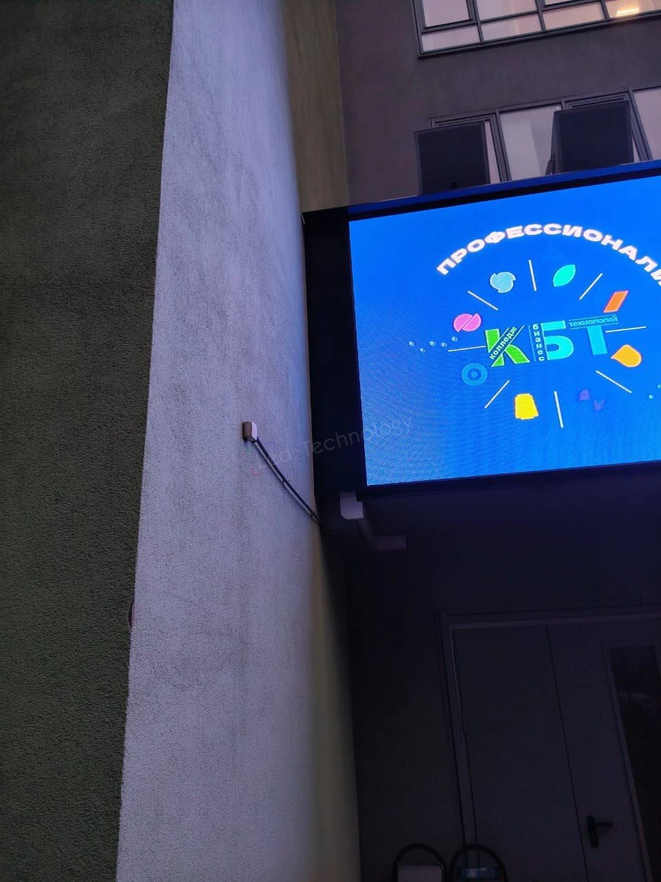 Успешная установка внутреннего и уличного LED-экранов в колледже бизнес-технологий, фото 8