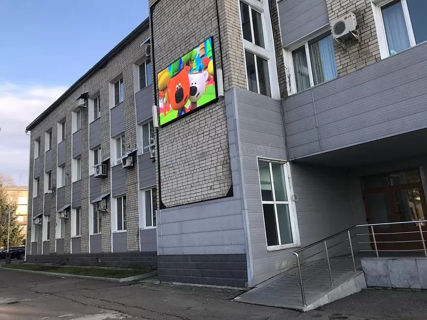 Светодиодный уличный экран на здании администрации. Михайловск, фото 2