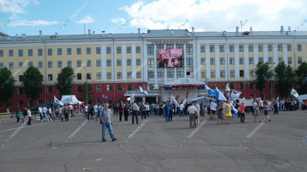 Светодиодный экран на фасаде университета. Вятск, фото 2
