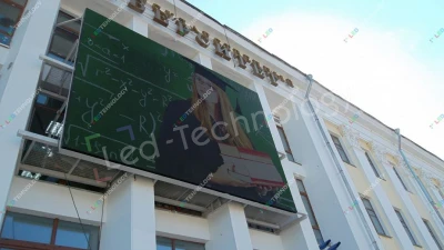 Светодиодный экран на фасаде университета. Вятск, фото 3