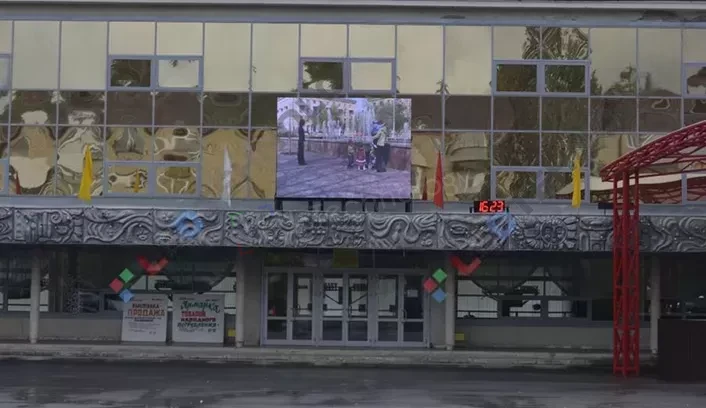 Светодиодный экран над входом в Дворец культуры. Челябинская область, фото 3