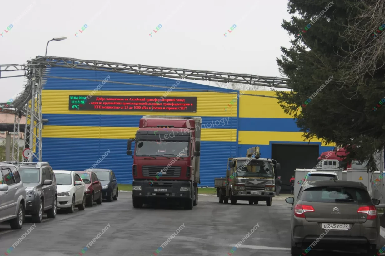 Светодиодная видеовывеска на здании завода в Барнауле, фото 3