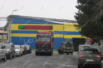 Светодиодная видеовывеска на здании завода в Барнауле, фото 3