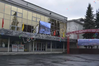 Светодиодный экран над входом в Дворец культуры. Челябинская область, фото 2