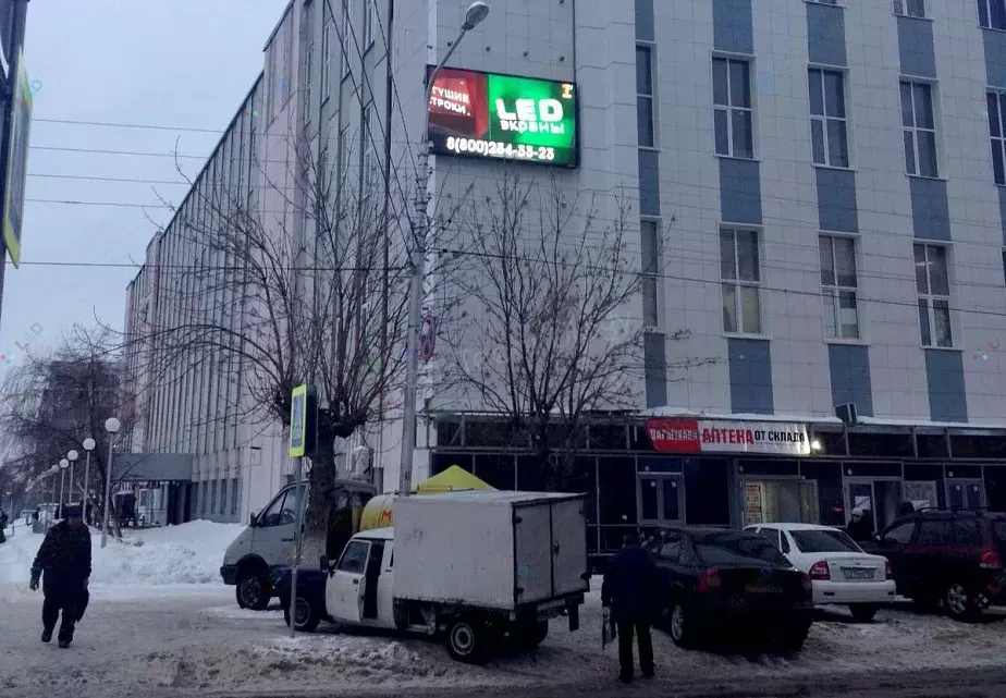 Светодиодный экран на фасаде ТЦ «Красинский» в городе Уфа, фото 2