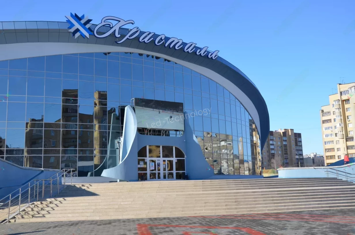 Установка светодиодного экрана над входом в ледовый дворец, фото 4