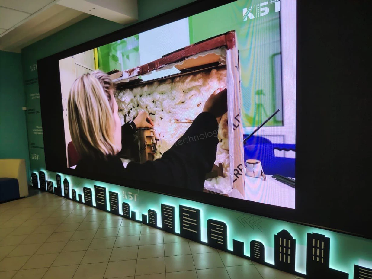 Успешная установка внутреннего и уличного LED-экранов в колледже бизнес-технологий, фото 2